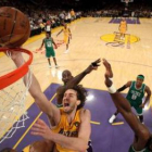 Pau Gasol, en una bandeja, fue un azote para los Celtics.