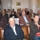 Algunos de los comuneros en la asamblea de ayer.