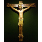 Cristo de Vallejo, hoy en el Museo de la Catedral. Derecha, el Cristo que se subasta en Barcelona. RAMIRO / SETDART