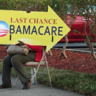 Logo de Obamacare en la puerta de una aseguradora, en Miami, el 10 de enero.