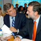 Ángel Acebes conversa con Mariano Rajoy en presencia de Ana Pastor, durante la reunión de ayer