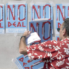 Los ecos del referéndum se han extendido por todo el continente. En la foto, un londinense pone carteles en Trafalgar Squareto.