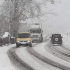 A última hora de la tarde ayer la nieve ya cubría las carreteras del norte de la provincia.