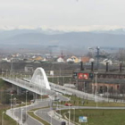 El puente del Centenario, entre los campos de fútbol y la central térmica de la MSP, destinada al Mu