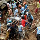 Equipos de socorristas sacan de la mina el cadáver de uno de los mineros víctimas del tifón Mangkhut.