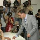El líder socialista Sergei Stanishev, en el momento de votar en un colegio en Sofía