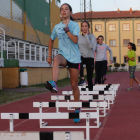 El estadio Hispánico, instalación deportiva municipal, acogió ayer el entrenamiento de varias atletas leonesas. RAMIRO