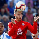 Mario Hermoso cabecea un balón en un partido del Espanyol.
