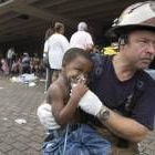 Un bombero evacua a un niño de tres años en la ciudad de Nueva Orleans