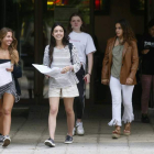 Estudiantes universitarios salen de la EBAU. L. DE LA MATA