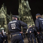 Policías ante la catedral de Colonia.