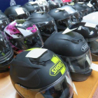 La Polícia Nacional recupera 35 cascos de motocicleta que habían sido robados en Madrid.