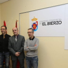 Los autores de los dos logotipos se fotografiaron ayer con sus trabajos y el presidente del Consejo Comarcal del Bierzo. L. DE LA MATA