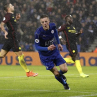 Jamie Vardy celebra su tercer gol ante el Manchester City.