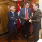 Miguel Ángel del Egido, Majo y Javier Vega, ayer antes de la reunión. F. OTERO PERANDONES