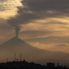 Columna de humo y cenizas sobre el volcán Popocatepetl.