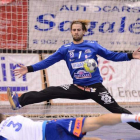 Biosca está firmando su mejor temporada en el Abanca Ademar, la tercera para el portero. JAVIER