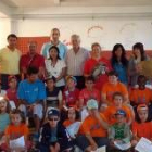 Los representantes de la Junta posaron con los niños participantes en el programa Crecemos en verano