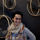 La artista leonesa Nonia Villa y un detalle de la exposición ‘Con pájaros en la cabeza’, que muestra en la galería Espacio E