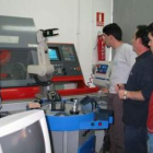 Varios jóvenes contemplan la maquinaria del instituto, en una jornada de años anteriores