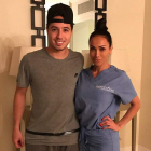Nasri, junto a una de las enfermeras de la clínica. DL
