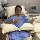 Jair Bolsonaro posa para una foto durante su estancia en el hospital.
