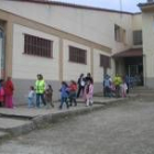 Los niños del colegio de Puente Almuhey a la salida de clase