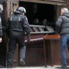 Un grupo de policías fuerzan una puerta en las dependencias ocupadas en Donetsk por activitas prorrusos, este sábado.
