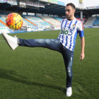 Sergio Aguza lució su nueva camiseta blanquiazul sobre el césped de El Toralín.