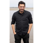 El escritor Mikel Santiago, en la playa de la localidad de Skerries (Irlanda)
