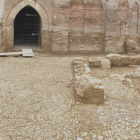 El mosaico de canto rodado que salió a la luz durante las obras de restauración (derecha) no se aprecia en la actualidad. ACACIO