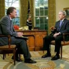 Bush durante la entrevista con el periodistas de la NBC Tim Russert, en el Despacho Oval