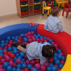 Dos menores juegan en un centro infantil de León.