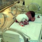 Los bebés prematuros que pesan menos de 1.500 gramos suelen requerir una temporada en la incubadora