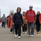 Los caminantes a la salida de la localidad de Valdefuentes.