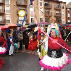 Uno de los grupos del desfile coyantino, donde el público tuvo que protegerse con paraguas.