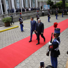 Pedro Sánchez llega acompañado del Canciller de Honduras, Eduardo Enrique Reina, a la Casa Presidencial, ayer. BIENVENIDO VELASCO