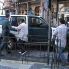 Los agentes conducen a los detenidos a un vehículo policial que esperaba en la plaza Mayor