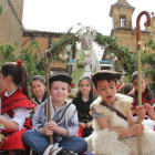 Los niños ataviados para la ocasión son los acompañantes de la Pastorcica.