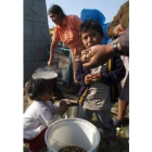 Familias de Pisco reciben comida como parte de la ayuda humanitaria