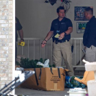Agentes de policía, en la casa donde se han hallado los cadáveres de siete bebés, en Pleasant Govre (Utah), el domingo.