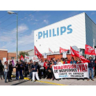 Un centenar de trabajadores reivindica la readmisión de los despedidos por Philips. R. VALTERO