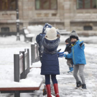 Imagen de unos niños jugando con la nieve caída en la ciudad de León. RAMIRO