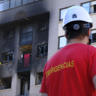 Un miembro del servicio de Emergencias ante el edificio siniestrado en Valladolid. FERNANDO SANZ