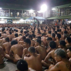 Cientos de presos obligados a desnudarse y sentados en fila en el patio de la cárcel de Cebú.
