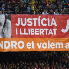 Pancarta en el Camp Nou reclamando la libertad de Sandro Rosell.