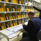Un empleado de Correos clasificando correspondencia en una imagen de archivo. DL