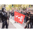 Ciudadanos se enfrentan a miembros de la policia antidisturbios durante una manifestacion en Paris  Francia  hoy  10 de octubre de 2017. /
