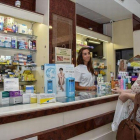 Una clienta compra medicamentos en una farmacia.