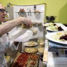 Carlos Sutil es el fundador del único restaurante vegetariano leonés que ha pervivido en tres décadas.  MARCIANO PÉREZ